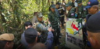 ทหารไทย นำคณะฑูต AOT สำรวจจุดเกิดเหตุทหารเหยียบทุ่นระเบิด ชี้ชัดเขมรลอบกัด-ตัดรั้ว ทำทหารไทยขาขาด