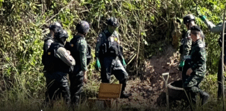 เจ้าหน้าที่ชุด EOD ตชด.22 ร่วมทหาร เร่งตรวจสอบทำลายวัตถุระเบิดที่ยังตกค้างกลางทุ่งนา ในพื้นที่หมู่บ้านชายแดน