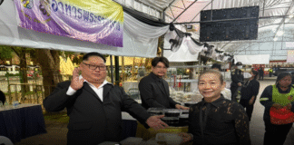 “คิม ไทยแลนด์” ร่วมเป็นจิตอาสาแจกอาหาร แก่พสกนิกรถวายบังคมพระบรมศพสมเด็จพระพันปีหลวง