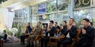 ด้วยรักและอาลัย! หลากหลายวงการ “หลั่งไหล” ร่วมสวดศพ “ครูคณึง” มารดาหมวดมอส วัดบุญญราศรี ชลบุรี