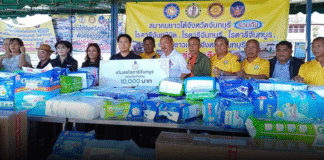 สโมสรโรตารีจันทบูร ส่งมอบ 10,000 บาท พร้อมวีลแชร์ 5 คัน บรรเทาความทุกข์ ผู้ประสบภัยน้ำท่วมใต้ที่ต้องการการดูแลพิเศษ!