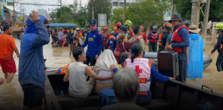 หน่วยแพทย์ลอยน้ำ เคลื่อนที่กองทัพไทยจัดทีมแพทย์ทหารลงพื้นที่หาดใหญ่ ให้บริการรักษาพยาบาลประชาชน