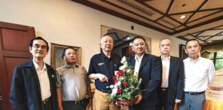 ประธานคณะอนุกรรมการฝ่ายประชาสัมพันธ์ และสมาชิกสัมพันธ์ฯ ร่วมมอบกระเช้าดอกไม้แสดงความยินดีครบรอบ 35 ปี