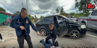 ระทึกกลางวันแสก! 2 โจรบุกชิงทอง “แม่กิมเตียง” หนองคล้า – เจ้าของร้านใจเด็ดชักปืนสู้ คนร้ายเผ่นไม่รอด ถูกจับใน 40 นาที!