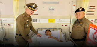 รอง ผบช.ภ.2 บินด่วน! เยี่ยม ‘ฮีโร่ตำรวจกล้า’ พลีชีพเกาะรถกระบะไล่ล่าเดือดคดียาเสพติดบาดเจ็บ ยึดยาบ้า 202 เม็ดได้สำเร็จ!