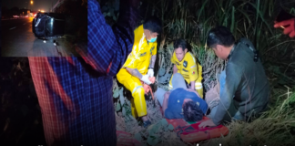 18 ล้อทมิฬเบียดสยอง! กระบะพลิกคว่ำเหวี่ยง 2 วัยรุ่นตกร่องลึกสาหัส ปล่อยทิ้งกลางทางแล้วหนีลอยนวล