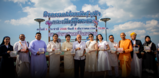 8.9 แสนชีวิตคืนสู่ทะเล! ปราสาทสัจธรรมจัดพิธี 5 ศาสนาครั้งยิ่งใหญ่ ปล่อยปู-กุ้ง ถวายพระราชกุศลอ่าวพัทยา