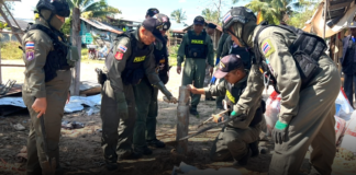 นาทีระทึก! EOD รุดกู้ “จรวด-ปืนใหญ่” ฝ่ายตรงข้ามตกถล่มหมู่บ้านชายแดน เร่งทำลายก่อนชาวบ้านกลับเข้าพื้นที่