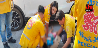 สลด! หนุ่มขับเก๋งจอดรถไม่เห็นเด็ก 4 ขวบครึ่ง นั่งเล่นหลังร้าน เหยียบศีรษะยุบหมดสติ แม่ใจสลายต่อหน้า