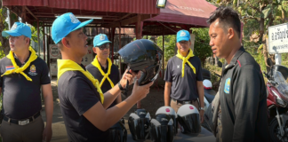 “ผกก.กล้า” นำทีมตำรวจคลองลึก แจกหมวกนิรภัยแทนใบสั่ง รณรงค์ขับขี่ปลอดภัยช่วงปีใหม่ 2569 ลดการสูญเสียบนท้องถนน