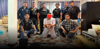 รวบ “จอมขมังเวทย์ชุดขาว” ตร.ไซเบอร์สนธิกำลังภาค 4 บุกจับคาลานจอดรถขณะส่งมอบปืน ผงะค้นบ้านเจอคลังแสงย่อมๆ