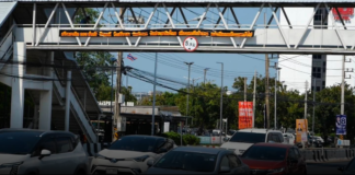 เลือกตั้ง ศรีราชา ชลบุรี ร้อนระอุ พบป้ายไวนิล ปริศนาติดบนสะพานลอย สาดคำอักษรร้อนแรง “ อย่าเลือกหมัดหมาเข้าไป”