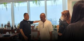 “คุณน้ำ” ผู้เสียหายหญิงอายุ 40 ปี พร้อมผู้เสียหายอีก 1 ราย เข้าร้องทุกข์กับพลตำรวจตรีจรูญเกียรติ ปานแก้ว รองผู้บัญชาการตำรวจสอบสวนกลาง