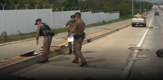 “รองเจ” นำทีมช่วยประชาชน เก็บสิ่งของตกหล่นพ้นผิวจราจร ถนน 3126 สัตหีบ