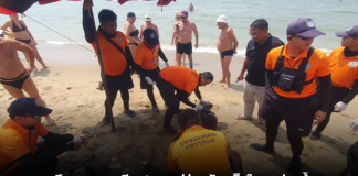 ระทึกหาดจอมเทียน! ชายเร่ร่อนชักเกร็งในเขตว่ายน้ำ เลือดกำเดาไหลกลางชายหาด เจ้าหน้าที่เร่งช่วยทันที