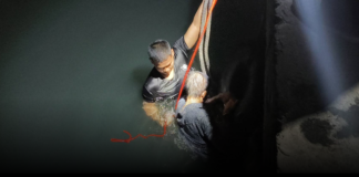 นาทีชีวิต! 2 ตำรวจศรีราชาผนึกพลเมืองดี ดิ่งทะเลช่วยชายเมาคลั่งกระโดดท่าเรือจรินทร์ รอดตายปาฏิหาริย์กลางดึก!