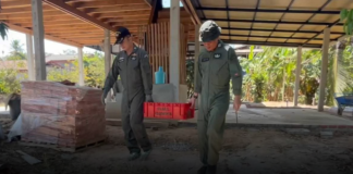 นาทีชีวิต! ช่างก่อสร้างมุกดาหารดวงสุดแข็ง เจอ “ลูกปืนคอ” ปนมากับถังปูน หยิบออกมาทุบเล่นหวังเช็กดู โชคดีไม่บึ้ม