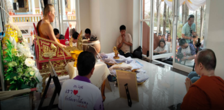 วัดแทบแตก คนกว่า 2 พันคน แห่นำโฉนดที่ดินกว่า 2,000 แปลงมาให้ หลวงพ่อสง่า วัดเขาไม้แดง ทำพิธีเจิม เบิกพระแม่ธรณี