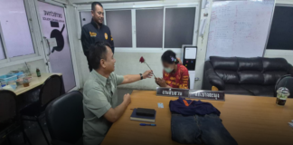 รองสืบบางละมุงมอบดอกไม้ สั่งลาสาว สิ้นคิดกระทำผิด ยอมจำนนด้วยหลักฐาน สภ.บางละมุง รวบสาวลักทรัพย์นายจ้าง รับวาเลนไทน์หลังลูกกรง