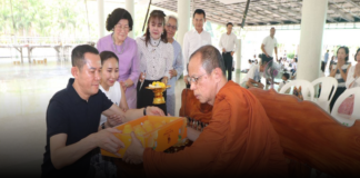 “เสี่ยสม พัทยา” ฉลองวันเกิดครบ 61 ปี จูงมือคนดังร่วมทำบุญใหญ่วัดป่าสุทธิภาวัน