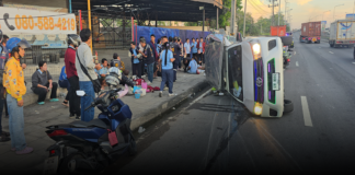 เกิดอุบัติเหตุหมู่รถกระบะรับส่งคนงาน เมียนมาร์พลิกคว่ำ เจ็บกว่า 10 ราย