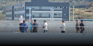 นาทีระทึก! ล่ามสาวอาข่าปีนดาดฟ้าขู่ดิ่งตึก เครียดนายจ้างจีนไม่จ่ายค่าแรงเฉียด 1.5 แสน ไล่กลับบ้านทิ้งเงินติดตัวแค่ 200