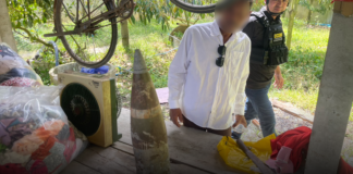 ตร.ไซเบอร์บุกรวบหนุ่มวัยดึก ซุกกระสุนปืนใหญ่คาบ้าน หลังลูกชายเล่นพิเรนทร์ โพสต์คลิปอวดโยนเล่นไปมา