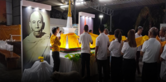 ซุ้มคนคอนได้จัดพิธีร่วมลงรายชื่อบนผ้าห่มพระธาตุและจัดพิธีสมโภชน์และร่วมขบวนแห่ผ้าจำลองครั้งที่ 9