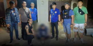 ปฏิบัติการฟ้าผ่ากลางชุมชน! “สิงห์เมืองมุก” บุกบ้านเป่งเป้า รวบ 2 ผู้ต้องหา ยึดยาบ้า–ปืนเถื่อน พร้อมเงินล่อซื้อ