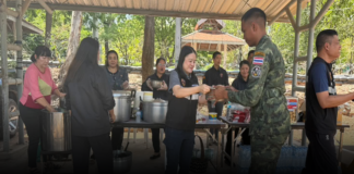 ผกก.ตม.สระแก้ว นำกำลังเลี้ยงอาหารกลางวันทหาร–ตำรวจชายแดน สร้างขวัญกำลังใจแนวหน้า