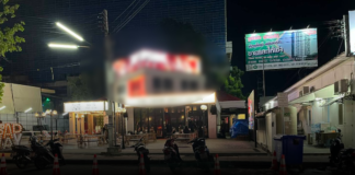 ฟ้าสางที่พัทยา พระบิณฑบาตแล้ว จนจะกลับวัดร้านยังไม่ปิดเลย ชาวบ้านโอด “บาร์เปิดใหม่พัทยาใต้” ดีเจเปิดเพลงสนั่นเกือบเช้า