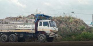 ชาวบ้านสุดทน! บ่อดินมาบไผ่พ่นพิษ ทำถนนพัง-ฝุ่นฟุ้งกระจาย นายก อบต. แท็กทีมตำรวจบุกตรวจด่วน หวั่นรุกล้ำทางสาธารณะ