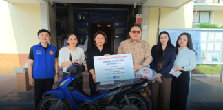 สุรชัย ชัยตระกูลทอง” อดีตสมาชิกวุฒิสภาฯ มอบรถจักรยานยนต์ เพื่อออกร้านกาชาดของอำเภอศรีราชา