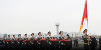 ซากกระดูก ‘วีรชนจีน’ ในสงครามเกาหลี 12 นาย กลับถึงมาตุภูมิแล้ว