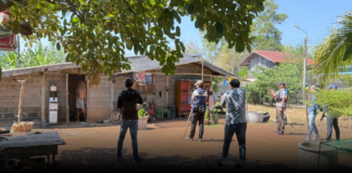 หนุ่มคลั่งยาถือมีดขู่ตำรวจ สุดท้ายไม่รอด ถูกชาร์จตัวรวบ ตรวจพบฉี่ม่วง