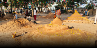 วัดหนองปรือจัดประกวดก่อพระเจดีย์ทรายเพื่อสร้างความสามัคคีในชุมชนในเทศกาลสงกรานต์เพื่อสืบสานประเพณีไทย