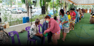 วัดเขาช่องลม จัดสรงน้ำพระ พร้อมแจกข้าวสาร-ไข่-ผ้าขนหนูเงินสด กับผู้สูงอายุในวันขึ้นปีใหม่ไทย