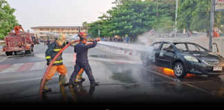 นาทีชีวิต! ได้กลิ่นไหม้แค่เสี้ยววินาที ตัดสินใจจอดรถทัน ช่วยชีวิตยกคันจากเหตุไฟไหม้กลางเมือง