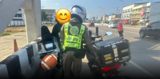 ตำรวจสายใจดีสร้างรอยยิ้มให้เยาวชนริมถนนสัตหีบ