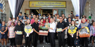 ผู้ว่าฯ ชลบุรี ร่วมกับ บมจ.โทรคมนาคมแห่งชาติ เติมตู้ปันสุข ส่งต่อข้าวหมูแดง 200 กล่อง ช่วยประชาชน
