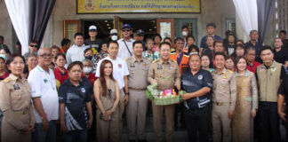 ผู้ว่าฯ ชลบุรี ร่วมกับสมาคมผู้สื่อข่าวช่างภาพสายเจาะ ร่วมส่งต่อความสุขกับ “ตู้ปันสุข” ส่งต่อกำลังใจให้ประชาชน สอดคล้องไทยช่วยไทยตามนโยบายรัฐบาล