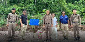 ผกก.สภ.บ้านแปลง นำข้าราชการตำรวจร่วมพิธีทำบุญตักบาตรและปลูกต้นพระศรีมหาโพธิ์