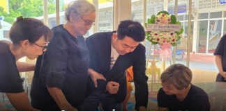 นายกเมืองพัทยา เป็นประธานพิธีรดน้ำศพ คุณแม่สมศรี ช่างไม้ อายุ 86 ปี ณ วัดชัยมงคล พระอารามหลวง เมืองพัทยา