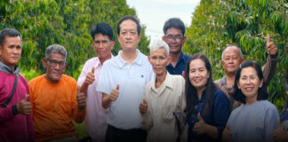 ผู้ว่าฯศรีสะเกษ ลุยสวน “ทุเรียนภูเขาไฟลุงแว่น” ชื่นชมไอเดียปลูก “ต้นคู่” สู้ลม-เพิ่มผลผลิต ต้นแบบนวัตกรรมสู้ภัยธรรมชาติ