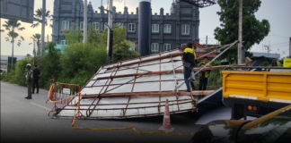 พายุฝนฟ้าคะนองถล่มบางละมุง ลมกระโชกแรงพัดป้ายโฆษณาล้มระเนระนาด โชคดีไร้ผู้บาดเจ็บ