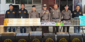 สภ.บ่อวิน ทลายโกดังบุหรี่เถื่อนจีนกลางดึก ยึดบุหรี่กว่า 15,000 ซอง มูลค่ากว่า 1.5 ล้านบาท จับชาวจีนรับหน้าที่กระจายสินค้า