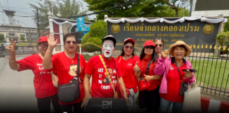 กลุ่มคนเสื้อแดง ทยอยปักหลักหน้าคลองเปรม รอต้อนรับ “ทักษิณ ชินวัตร” ออกจากเรือนจำ