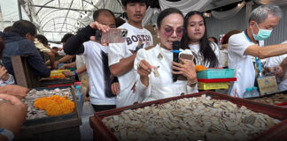 ตลาดพระสะเทือน “ผอ.ฟ้า” เปิดศึกสงครามพระสมเด็จ สายวัด VS สายวัง คนนับพันแห่ร่วมงานรำลึก 154 ปี ขรัวโต คลอง 7