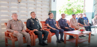 ผู้ว่าฯศรีสะเกษส่งมอบวัสดุอุปกรณ์ในการปฏิบัติหน้าที่ของชุดรักษาความปลอดภัยหมู่บ้าน ในพื้นที่ชายแดนไทย-กัมพูชา